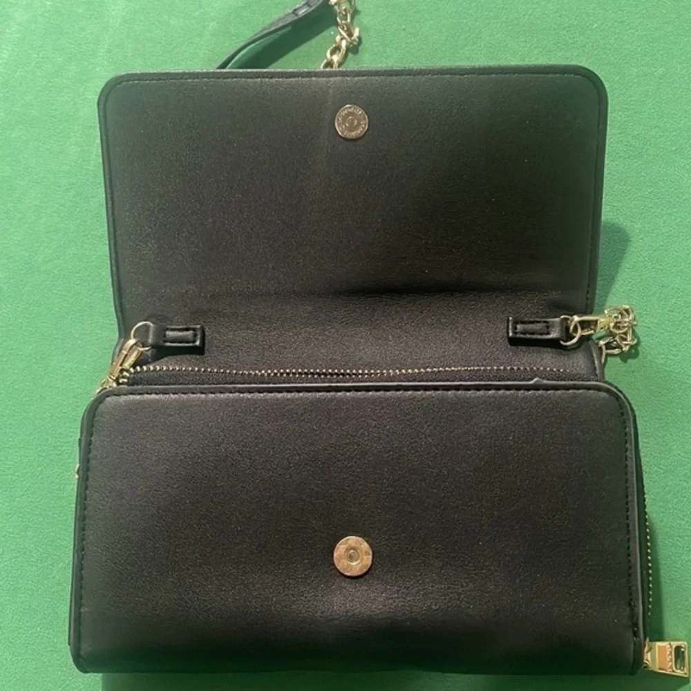 Bebe Ladies Shoukder Purse With Plenty Of‎ Pockets Like New Condition
